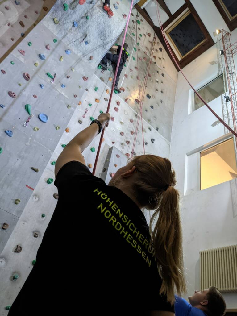 Klettertraining an einer Indoor-Kletterwand