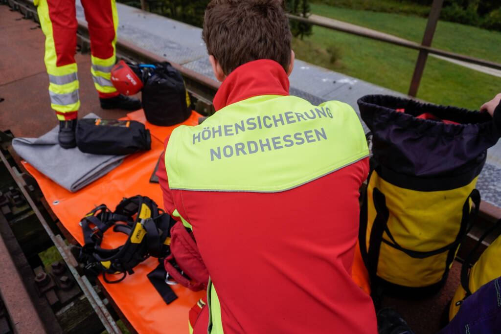 Mitglied der Höhensicherung Nordhessen bei einer praktischen Übung mit Rettungsausrüstung